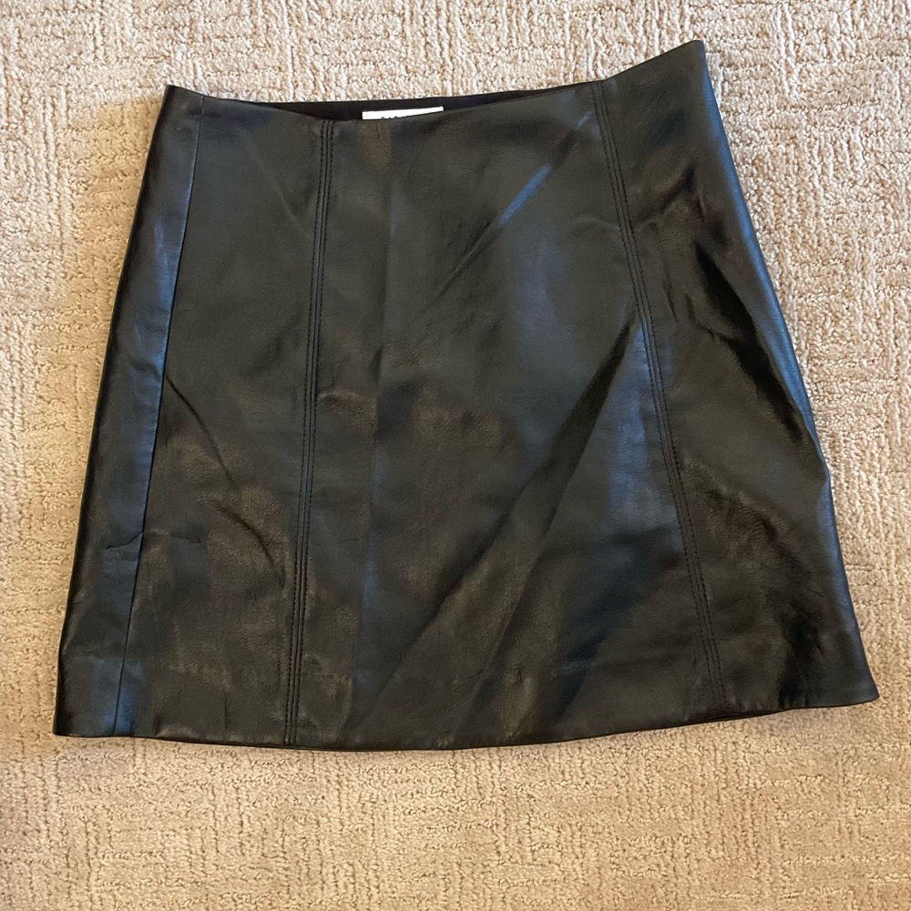 🖤✨ Aritzia Babaton Black Faux Leather Mini Skirt Sz 2 Minimalist Chic Timeless